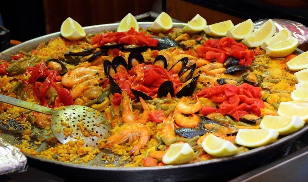 Techniques et ingrédients clés pour réussir une paella